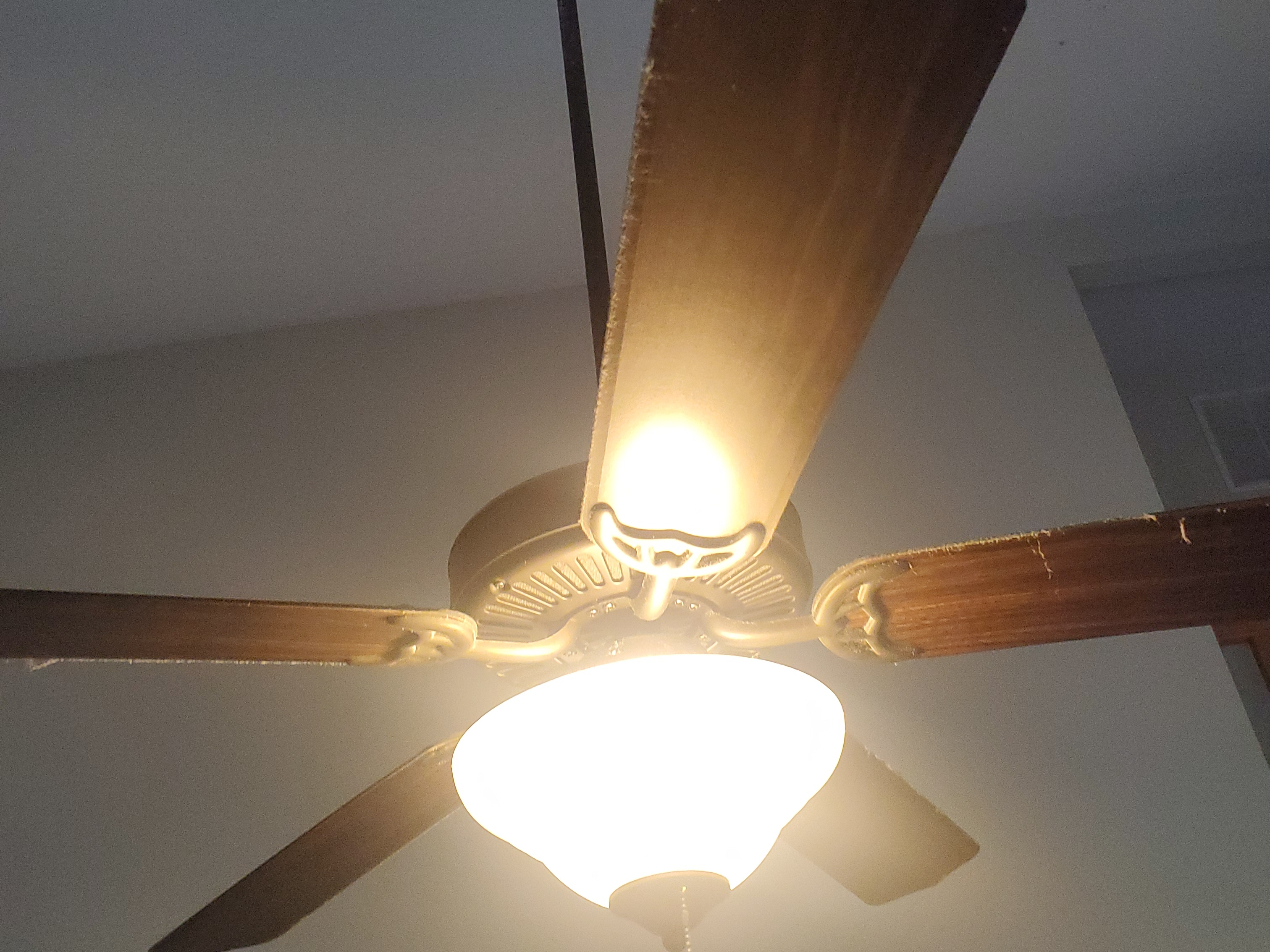 Deep Cleaning Ceiling Fans Effectively and Safely