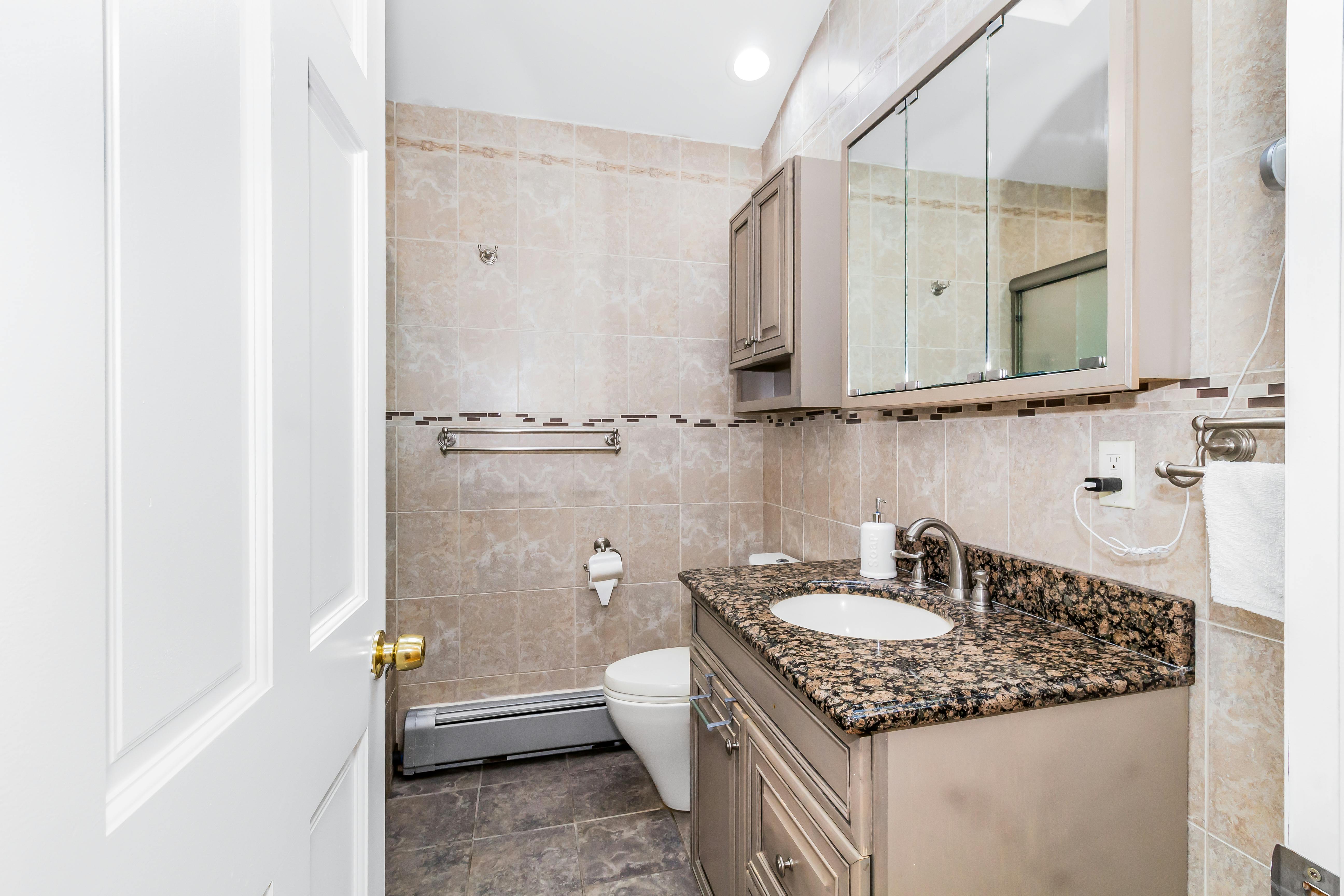 How to Clean the Bathroom in 15 Minutes: Express Guide Using Professional Products